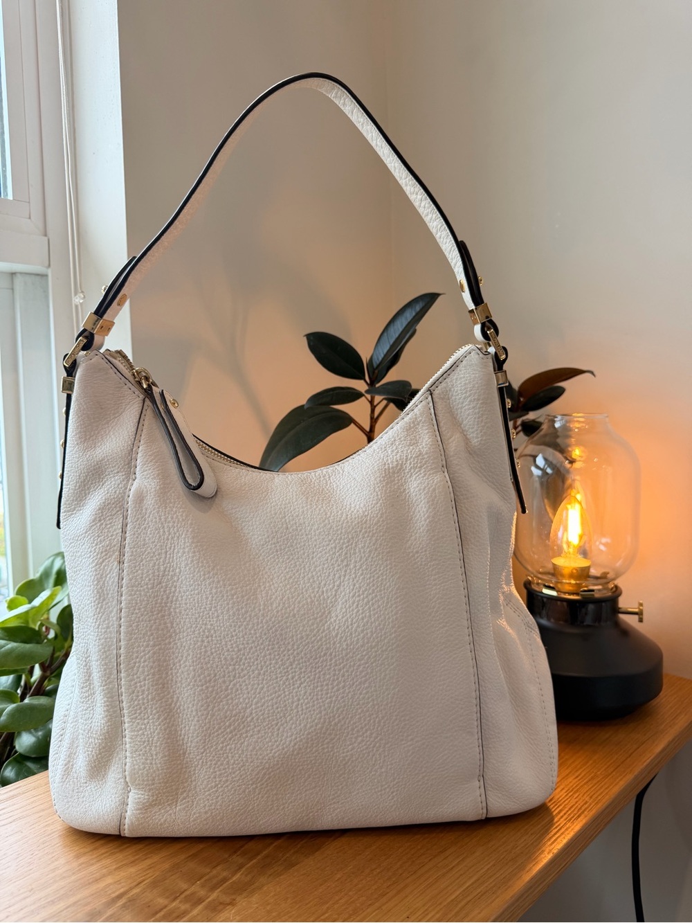 ๐คMichael Kors White Pebbled Leather Shoulder Bag with Gold Hardware